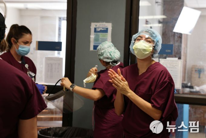 [버뱅크 로이터=뉴스핌] 이홍규 기자 = 미국 캘리포니아 주 버뱅크에 위치한 '프로비던스 세인트 조셉 의료센터'에서 간호사가 코로나19 중환자의 상태를 확인한 뒤 손을 소독하고 있다. 2020.11.19 bernard0202@newspim.com