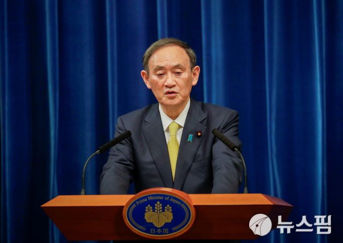 [도쿄 로이터=뉴스핌] 김선미 기자 = 스가 요시히데(菅義偉) 일본 총리가 4일 임시 국회 종료 후 기자회견에 나섰다. 2020.12.04 gong@newspim.com