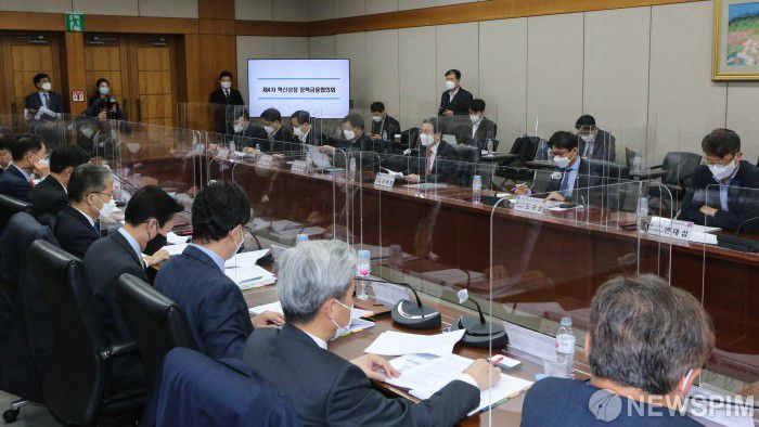 [서울=뉴스핌] 이한결 기자 = 김용범 기획재정부 제1차관이 4일 오전 서울 여의도 KDB산업은행 별관에서 열린 제4차 혁신성장 정책금융협의회에서 모두발언을 하고 있다. 2020.12.04 alwaysame@newspim.com