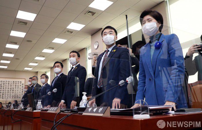 [서울=뉴스핌] 이형석 기자 = 더불어민주당 국회 법사위 의원들이 지난 8일 국회 법사위 전체회의에서 고위공직자범죄수사처 설치 및 운영에 관한 법률 일부개정법률안에 대해 기립하여 찬성하고 있다. 2020.12.08 leehs@newspim.com