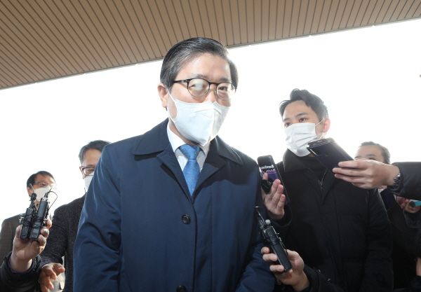 변창흠 국토부장관 내정자가 첫 출근하는 모습[사진=국토부]