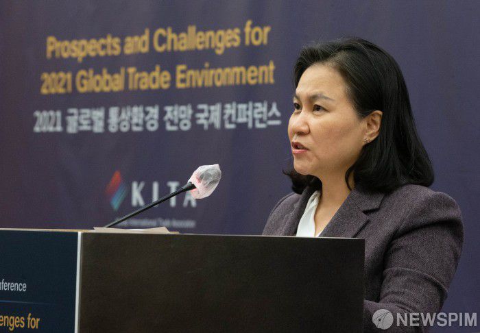 [서울=뉴스핌] 윤창빈 기자 = 유명희 산업통상자원부 통상교섭본부장이 지난 30일 오후 서울 강남구 무역센터에서 열린 2021 글로벌 통상환경 전망 국제 컨퍼런스에서 축사를 하고 있다. 2020.12.01 pangbin@newspim.com