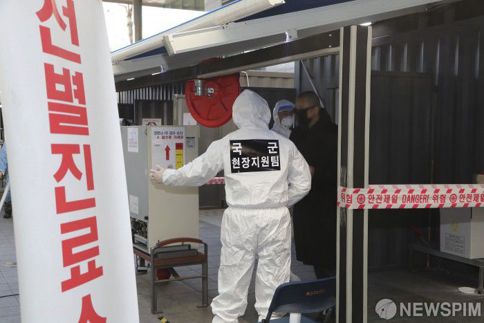 [서울=뉴스핌] 사진공동취재단 = 코로나19 방역작업 지원에 투입된 특전사 군인들이 14일 오후 서울 용산구보건소 선별진료소에서 시민들을 안내하고 있다. 2020.12.14 photo@newspim.com