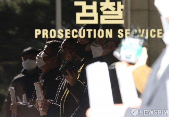 [서울=뉴스핌] 백인혁 기자 = 안진걸 민생경제연구소 소장, 백은종 서울의 소리 대표 등 시민단체 회원들이 1일 오전 서울 서초구 서울중앙지방검찰청에 윤석열 검찰총장을 라임사건 모해위증교사 등 혐의로 고발에 앞서 기자회견을 하고 있다. 2020.12.01 dlsgur9757@newspim.com