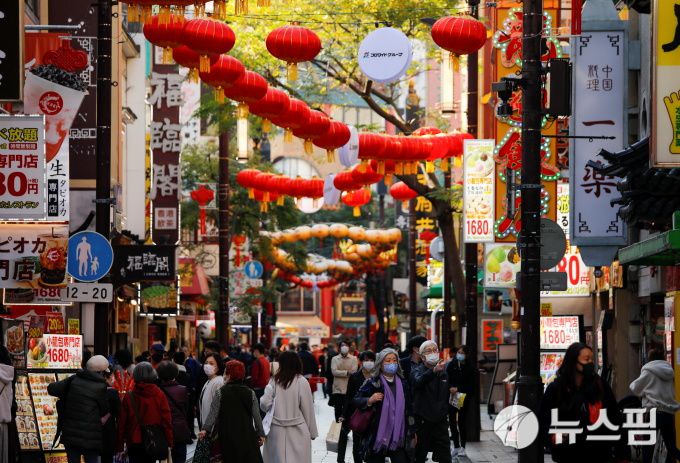 [요코하마 로이터=뉴스핌] 오영상 전문기자 = 마스크를 쓰고 요코하마 차이나타운 거리를 지나는 사람들. 2020.12.02 goldendog@newspim.com