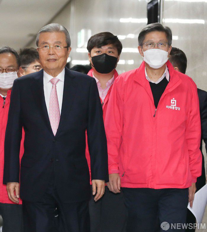 [서울=뉴스핌] 최상수 기자 = 김종인 국민의힘 비상대책위원장, 박형준 전 공동선대위원장이 지난 3월 29일 오후 서울 여의도 국회에서 열린 비상경제대책 기자회견에 참석하고 있다. 2020.03.29 kilroy023@newspim.com