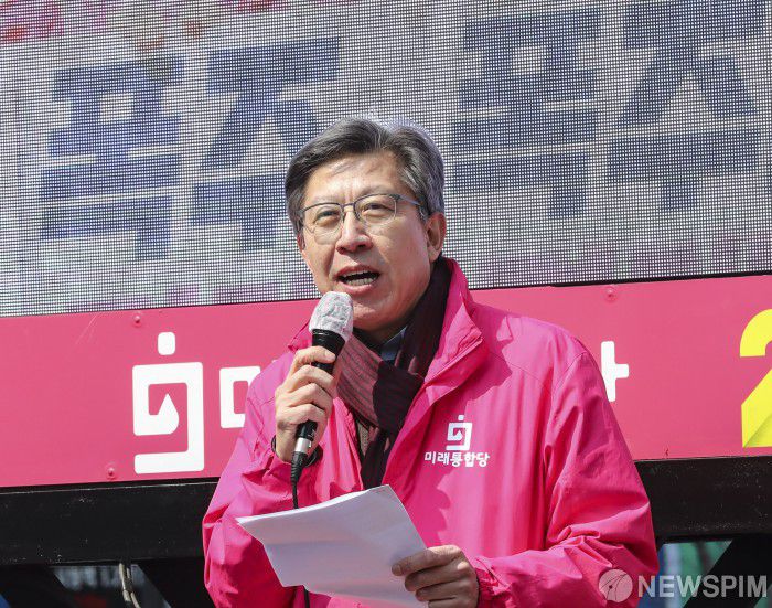 [서울=뉴스핌] 이한결 기자 = 박형준 미래통합당 공동선거대책위원장이 12일 오전 서울 종로구 청계광장에서 열린 '4·15 총선 대국민 호소 유세'에서 제21대 국회의원선거(4.15 총선)에 출마하는 후보들을 앞에 두고 호소문을 읽고 있다. 2020.04.12 alwaysame@newspim.com