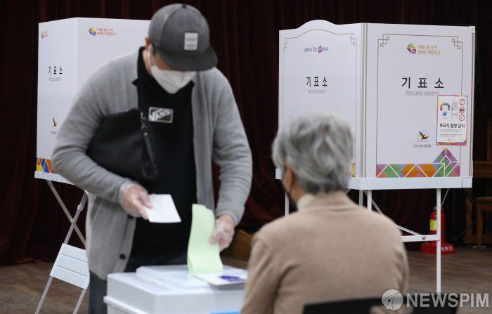 [서울=뉴스핌] 백인혁 기자 = 제21대 국회의원 선거 투표율이 오후 3시 기준 56.5%를 돌파한 15일 오후 서울 마포구 서강동 주민센터에 마련된  서강 제1투표소에서 유권자들이 투표를 하고 있다. 2020.04.15 dlsgur9757@newspim.com