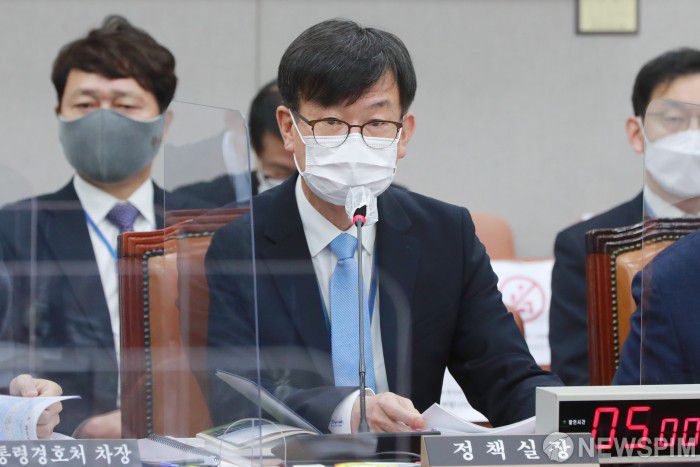 [서울=뉴스핌] 이형석 기자 = 김상조 청와대 정책실장이 13일 오전 서울 여의도 국회에서 열린 국회운영위원회 전체회의에서 조수진 국민의힘 의원의 자료제출 요구에 답하고 있다. 2020.11.13 leehs@newspim.com