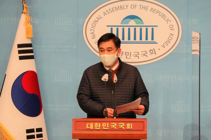 [서울 = 뉴스핌] 박영암 기자 = 국민의힘 최승재 의원이 21일 국회에서 기자회견을 열고 정부와 정치권에 소상공인 지원대책을 신속히 마련해 달라고 주문했다. [사진=국민의힘 최승재 의원실] 2020.12.21 pya8401@newspim.com