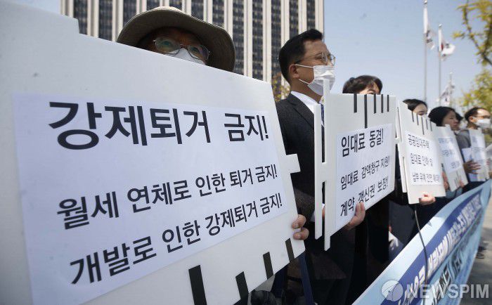 [서울=뉴스핌] 윤창빈 기자 = 빈곤사회연대, 참여연대 등 시민단체 회원들이 28일 오전 서울 종로구 정부서울청사 앞에서 코로나19로 벼랑 끝에 내몰리는 주거 세입자들의 기자회견을 열고 피켓을 들고 있다. 2020.04.28 pangbin@newspim.com