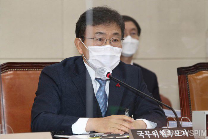 [서울=뉴스핌] 이형석 기자 = 권덕철 보건복지부 장관 후보자가 22일 오전 서울 여의도 국회에서 열린 국회 인사청문회에서 질의에 답변하고 있다. 2020.12.22 leehs@newspim.com