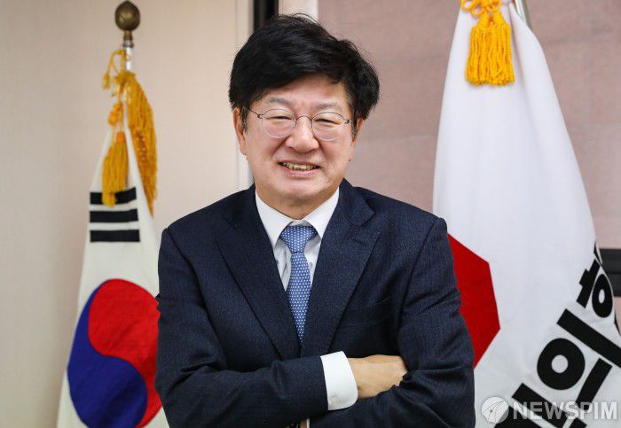 [서울=뉴스핌] 이한결 기자 = 내년 4월 서울시장 보궐선거 출마를 선언한 이종구 전 국민의힘 의원이 21일 오전 서울 여의도에 마련된 사무실에서 뉴스핌과 인터뷰를 하고 있다. 2020.12.21 alwaysame@newspim.com