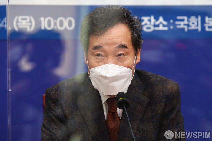 [서울=뉴스핌] 최상수 기자 = 이낙연 더불어민주당 대표가 지난 24일 오전 국회에서 열린 '코로나19 병상확보 협력을 위한 병원협회 간담회'에서 모두발언을 하고 있다. 2020.12.24 kilroy023@newspim.com