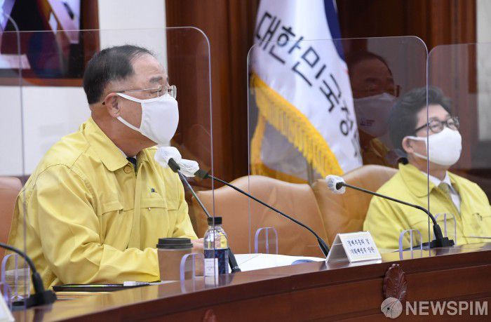 [서울=뉴스핌]홍남기 부총리 겸 기획재정부 장관이  29일 오전 서울 광화문 정부서울청사에서 열린 '제24차 비상경제 중앙대책본부회의'를 주재, 모두발언을 하고 있다.  [사진=기획재정부] 2020.12.29 photo@newspim.com