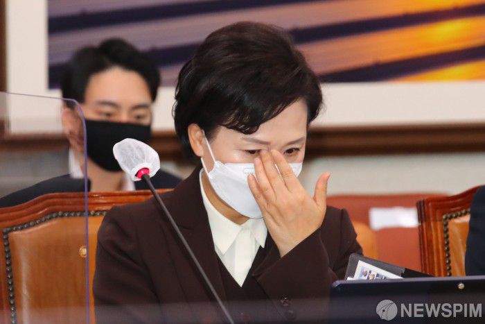 [서울=뉴스핌] 이형석 기자 = 김현미 국토교통부 장관이 3일 오전 국회에서 열린 국토교통위원회 전체회의에서 생각에 잠겨있다. 2020.12.03 leehs@newspim.com