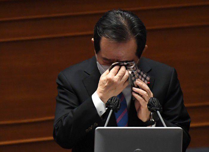 [서울=뉴스핌] 이형석 기자 = 정세균 국무총리가 8일 오후 서울 여의도 국회 본회의장에서 열린 신종 코로나바이러스 감염증(코로나19) 방역 실태 및 백신 수급 현황 점검을 위한 긴급현안질의에 참석해 배진교 정의당 의원 질의 답변에서 피해를 입은 소상공인자영업자 대한 발언 중 울먹이고 있다. 2021.01.08 leehs@newspim.com