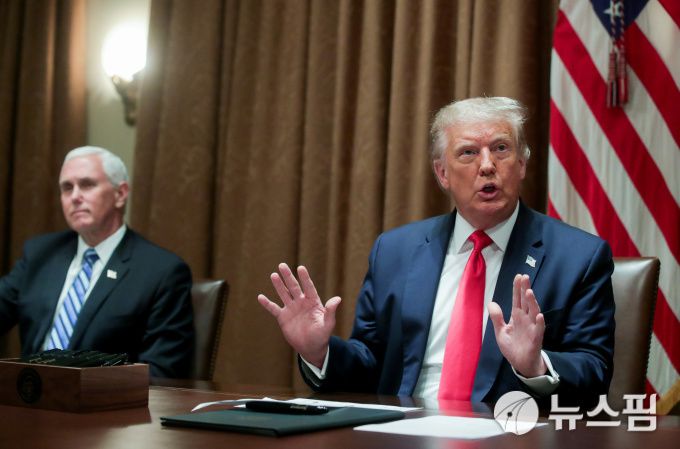 [워싱턴 로이터=뉴스핌] 김근철 기자=도널드 트럼프 미국 대통령이 3일(현지시간) 마이크 펜스 부통령 등이 참석한 가운데 백악관에서 진행된 미국내 고용촉진 행정 명령 서명식에서 기자들에게 말하고 있다. 2020.08.04 kckim100@newspim.com