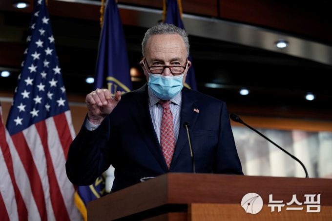 [워싱턴 로이터=뉴스핌] 최원진 기자= 미국 워싱턴DC 의회의사당에서 척 슈머 민주당 상원 원내대표가 코로나19 경기부양 패키지 법안과 관련해 기자들에게 발언하고 있다. 2020.12.20