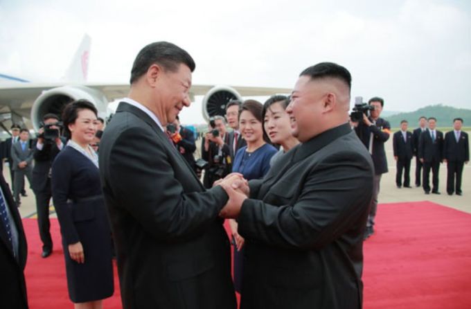 조선로동당 중앙위원회 본부청사에서 김정은 북한 국무위원장 및 시진핑 중국 국가주석 내외가 기념촬영에 앞서 인사를 하고 있다. [사진=노동신문]