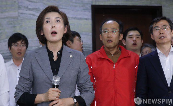 [서울=뉴스핌] 최상수 기자 = 나경원 자유한국당 원내대표가 지난 2019년 4월 26일 오전 서울 여의도 국회 의안과 앞을 점거하고 있는 당 소속 의원들과 함께 애국가를 부르고 있다. 2019.04.26 kilroy023@newspim.com