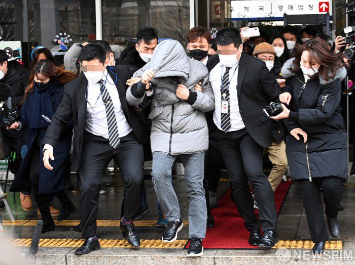 [서울=뉴스핌] 정일구 기자 = 16개월 된 입양 딸 정인 양을 학대해 숨지게 한 혐의를 받는 양부 안모 씨가 13일 오전 서울 양천구 서울남부지방법원에서 열린 첫 공판을 마치고 법원을 나서고 있다. 2021.01.13 mironj19@newspim.com