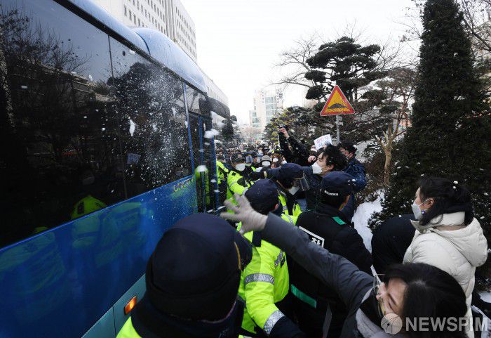 [서울=뉴스핌] 정일구 기자 = 16개월 된 입양 딸 정인 양을 학대해 숨지게 한 혐의를 받는 양부모의 첫 재판이 종료된 13일 오전 서울 양천구 서울남부지방법원에서 시민들이 양모 장모 씨가 탄 것으로 추정되는 호송 차량이 나오자 눈을 던지며 분노하고 있다. 2021.01.13 mironj19@newspim.com
