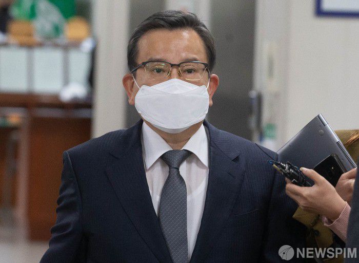 [서울=뉴스핌] 윤창빈 기자 = 억대 뇌물과 성접대를 받은 혐의를 받는 김학의 전 법무부 차관이 28일 오후 서울 서초구 서울고등법원에서 열린 항소심 선고 공판에 출석하고 있다. 2020.10.28 pangbin@newspim.com