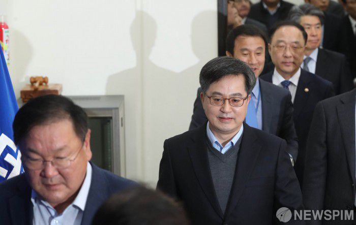 [서울=뉴스핌] 김학선 기자 = 김동연 부총리 겸 기획재정부 장관 등이 4일 국회에서 열린 6차 고위당정협의회에 참석하고 있다. 2018.11.04 yooksa@newspim.com