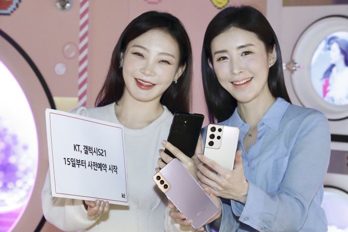 [서울=뉴스핌] 김선엽 기자 = KT는 15일부터 전국 KT 매장 및 공식 온라인몰KT샵에서 삼성전자 '갤럭시S21' 사전예약을 진행한다고 밝혔다. 모델이 갤럭시S21를 소개하고 있다.<사진=KT 제공>2021.01.15 sunup@newspim.com