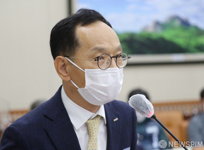 [서울=뉴스핌] 최상수 기자 = 김유상 이스타항공 전무가 국회 환경노동위원회 국정감사가 열린 8일 오후 서울 여의도 국회 환노위 회의실에서 증인으로 출석해 의원들의 질의에 답하고 있다. 2020.10.08 kilroy023@newspim.com