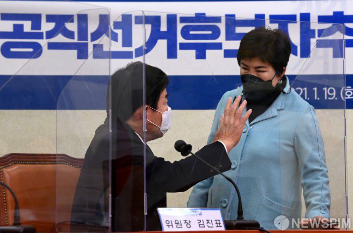 [서울=뉴스핌] 최상수 기자 = 19일 오전 국회에서 열린 더불어민주당 4.7 재보선 공관위 회의에서 김진표 위원장과 전혜숙 부위원장이 현안을 논의하고 있다. 2021.01.19 kilroy023@newspim.com