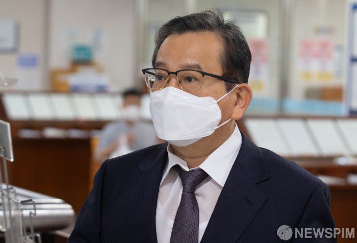 [서울=뉴스핌] 윤창빈 기자 = '별장 성 접대 의혹' 혐의를 받는 김학의 전 법무부 차관이 지난해 9월 16일 오후 서울 서초구 서울고등법원에서 열린 속행 공판에 출석하고 있다. 2020.09.16 pangbin@newspim.com