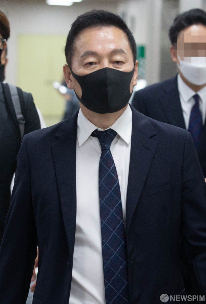 [서울=뉴스핌] 윤창빈 기자 = '성추행 보도 반박 명예훼손' 혐의를 받는 정봉주 전 의원이 16일 오후 서울 서초구 서울고등법원에서 열린 항소심 공판에 출석하고 있다. 2020.09.16 pangbin@newspim.com