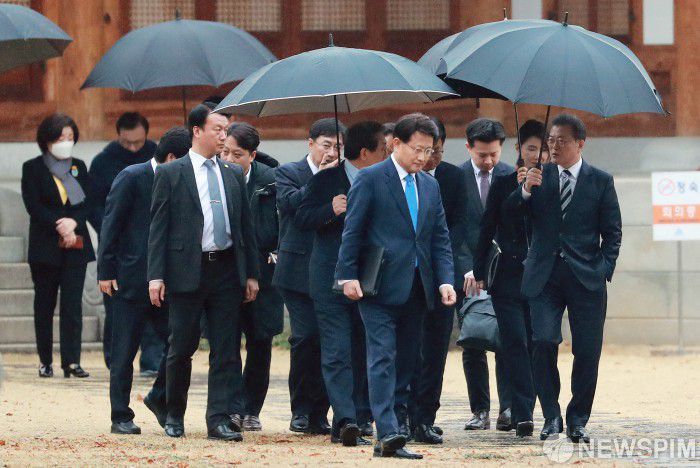 [서울=뉴스핌] 이형석 기자 = 문재인 대통령이 작년 2월 서울 여의도 국회 사랑재에서 여야 4당 대표 회동을 마치고 차량으로 이동하고 있다. 2020.02.28 leehs@newspim.com