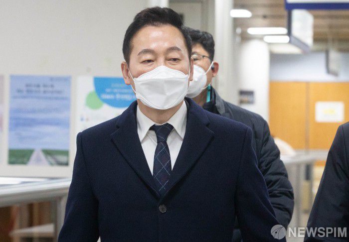 [서울=뉴스핌] 윤창빈 기자 = 자신의 성추행 의혹을 보도한 인터넷매체의 명예를 훼손한 혐의를 받는 정봉주 전 의원이 27일 오후 서울 서초구 서울고등법원에서 열린 항소심 선고 공판에 출석하고 있다. 2021.01.27 pangbin@newspim.com