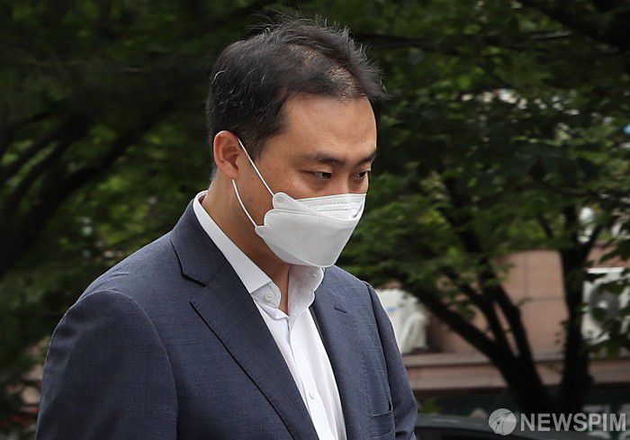 [서울=뉴스핌] 정일구 기자 = 부실 사실을 속여 투자자에게 총 2000억원 상당의 라임 해외무역펀드를 판매한 혐의를 받는 원종준 라임자산운용 대표가 14일 오전 서울 양천구 서울남부지방법원에서 열린 구속 전 피의자심문(영장실질심사)에 출석하고 있다. 2020.07.14 mironj19@newspim.com