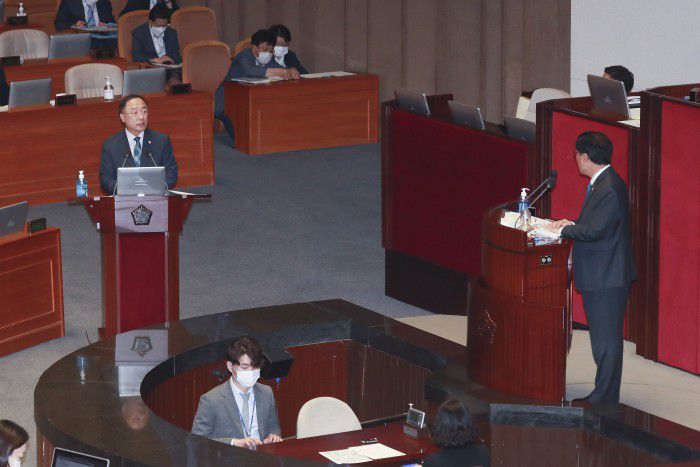 [서울=뉴스핌] 이형석 기자 = 홍남기 부총리 겸 기획재정부 장관이 23일 오후 서울 여의도 국회에서 열린 본회의에서 경제에 관한 대정부 질문에 답하고 있다. 2020.07.23 leehs@newspim.com