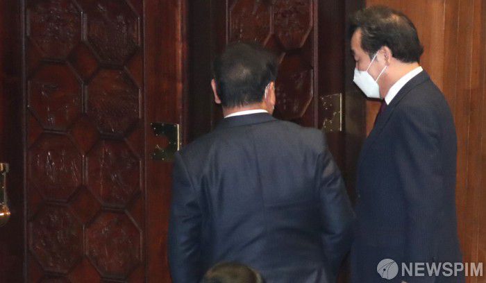 [서울=뉴스핌] 최상수 기자 = 이낙연 더불어민주당 대표(오른쪽)가 1일 국회에서 열린 임시국회에 참석, 김태년 원내대표와 이야기하고 있다. 2021.02.01 kilroy023@newspim.com