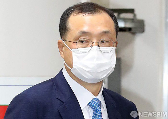 [서울=뉴스핌] 정일구 기자 = 직권남용권리행사방해 혐의로 기소된 임성근 서울고등법원 부장판사가 24일 오후 서울 서초구 서울고등법원에서 열린 항소심 첫 공판을 마치고 법정을 나서고 있다. 2020.09.24 mironj19@newspim.com