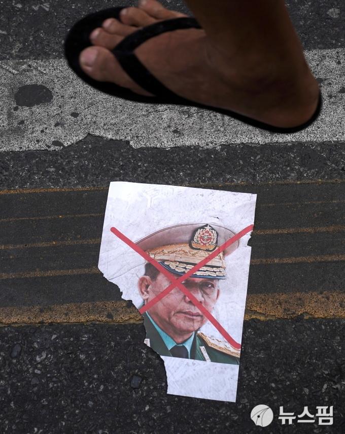 태국 주재 미얀마 대사관 밖에 버려진 민 아웅 흘라잉 미얀마군 최고사령관 사진. 2021.02.01 [사진=로이터 뉴스핌]