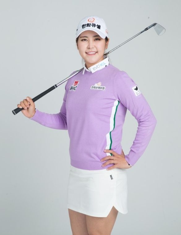 랜선 골프 레슨을 시작하는 김지현.[사진= 한화 큐셀]