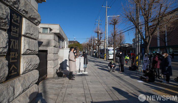 [서울=뉴스핌] 윤창빈 기자 = 필라테스 피트니스 요가 사업자 연맹(사업자연맹)이 29일 오전 서울 종로구 헌법재판소 앞에서 정부에 대한 헌법소원심판 청구서를 제출하기 전 기자회견을 하고 있다. 사업자연맹은 현행법이 방역을 위한 집합금지 명령에 따르는 자영업자 피해 보전 방안을 마련해놓지 않은 만큼, 정부가 책임을 지고 영업 손실을 보상해야 한다는 취지다. 2021.01.29 pangbin@newspim.com
