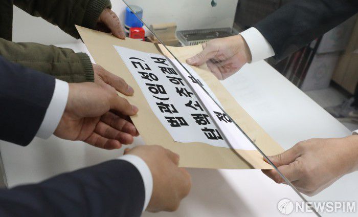 [서울=뉴스핌] 최상수 기자 = 국회 법제사법위원회 더불어민주당 박주민 의원과 이탄희 의원이 4일 오후 서울 종로구 재동 헌법재판소 민원실에서 임성근 판사 탄핵소추 의결서 정본을 제출하고 있다. 2021.02.04 kilroy023@newspim.com