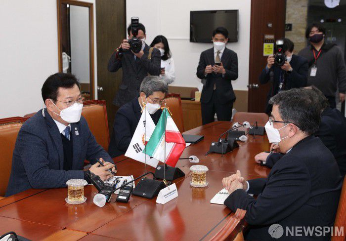 [서울=뉴스핌] 이형석 기자 = 송영길 외교통일위원장이 4일 오전 서울 여의도 국회를 방문한 사이드 샤베스타리 주한 이란 대사와 면담을 하고 있다. 2021.02.04 leehs@newspim.com
