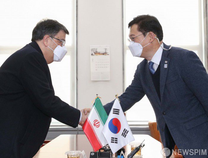 [서울=뉴스핌] 이형석 기자 = 송영길 외교통일위원장이 4일 오전 서울 여의도 국회에서 사이드 샤베스타리 주한 이란 대사와 면담에 앞서 인사하고 있다. 2021.02.04 leehs@newspim.com