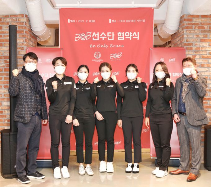 맨 왼쪽부터 새움글로벌 박종철대표, 박주영프로, 박소혜 프로, 황정미 프로, 노승희 프로, 김세영 프로, 새움글로벌 김성래 대표. [사진= 새움글로벌]