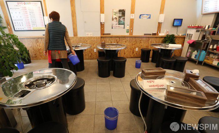 [서울=뉴스핌] 김학선 기자 = 31일 정부는 수도권 2.5단계, 비수도권 2단계인 현행 사회적 거리두기 단계와 방역기준을 설연휴가 끝나는 내달 14일까지 2주간 더 연장하기로 했다. 이에 따라 현행 5인 이상 모임금지와 밤 9시 이후 영업제한 모두 설 연휴가 끝날 때까지 2주간 적용된다. 사진은 이날 서울의 한 음식점 모습. 2021.01.31 yooksa@newspim.com