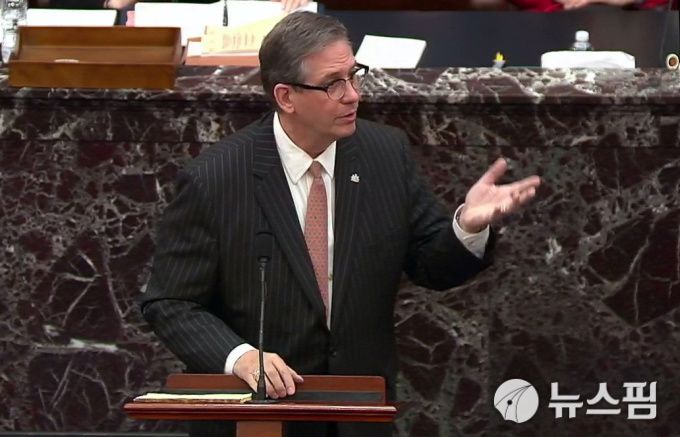 [워싱턴 로이터=뉴스핌]김근철 기자=도널드 트럼프 전 미국 대통령의 변호인단을 이끌고 있는 브루스 캐스터 변호사가 9일(현지시간) 상원에서 열린 탄핵 심리에서 변론을 하고 있다.  2021.02.10 kckim100@newspim.com