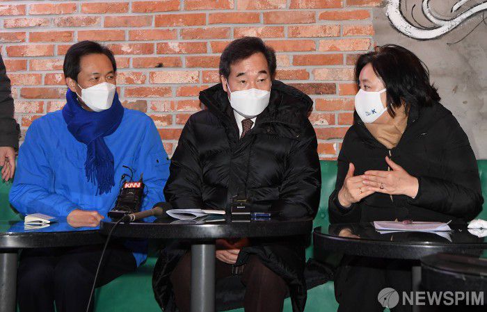 [서울=뉴스핌] 국회사진취재단 = 이낙연 더불어민주당 대표와 서울시장 예비후보인 박영선, 우상호 후보가 4일 서울 용산구 이태원에서 열린 코로나19 피해 맞춤 지원을 위한 현장 간담회에서 대화를 나누고 있다. 2021.02.04 photo@newspim.com